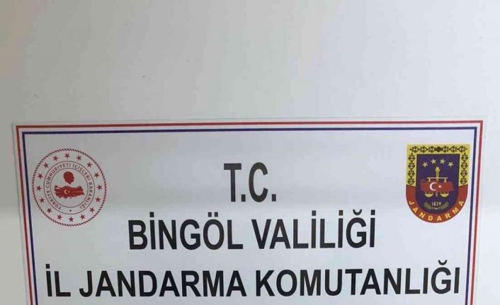 Dur ihtarına uymayarak kaçmaya çalıştı, elindeki çuvaldan 9 kilo esrar çıktı