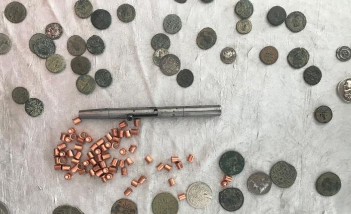 Ekipleri şaşırtan görüntü; buzdolabından suikast silahı ve tarihi eser çıktı
