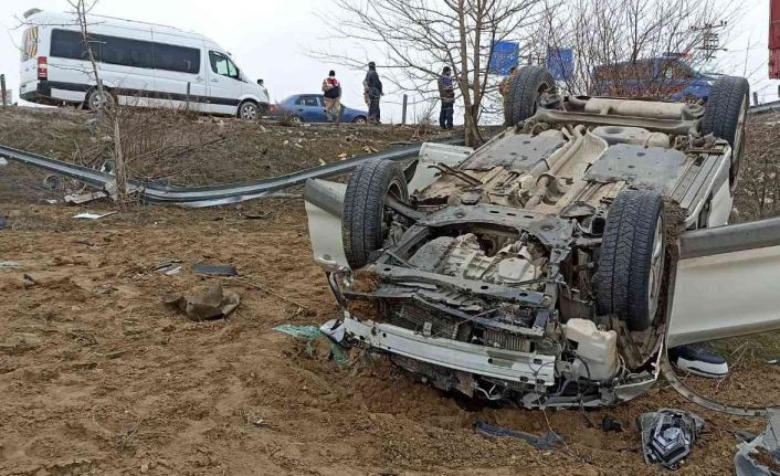 Elazığ’da otomobil bariyerlere çarparak takla attı: 6 yaralı