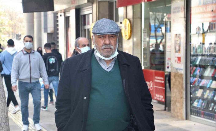 Elazığ’da vatandaşlar korona virüs tedbirlerini unuttu, maskeler çene altında kaldı