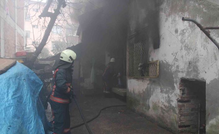 Elektrik kontağından çıkan yangın evi kullanılamaz hale getirdi