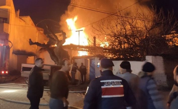 Elektrik kontağından çıkan yangın kerpiç evi kül etti