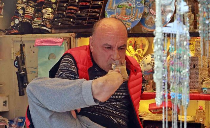 Elleri yok ama ayaklarıyla kahve yapıp içiyor, mesajlaşıyor, araba dahi sürebiliyor