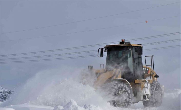Erzincan’da kar ve tipiden 104 köy yolu ulaşıma kapalı