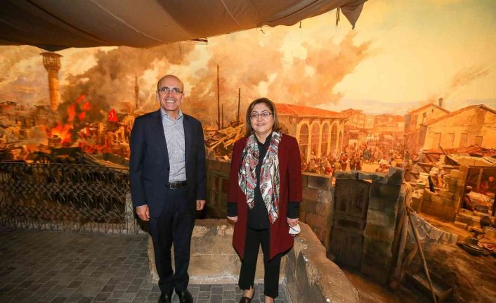 Eski Devlet Bakanı Şimşek: “Şahin’in küresel vizyonunu şehre çok büyük ödüller getirdi”