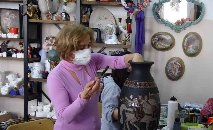 Eski ve atıl eşyaları boyayıp, şekillendirip tekrar kullanılır hale getiriyorlar