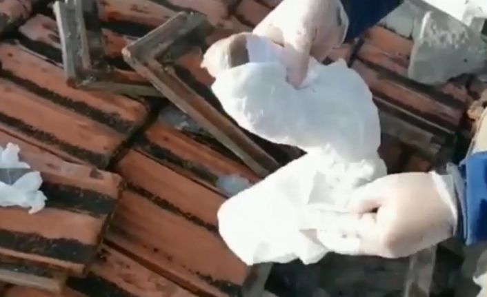 Esrarı çatıdaki kiremitler altına zulalayan uyuşturucu taciri polisten kaçamadı