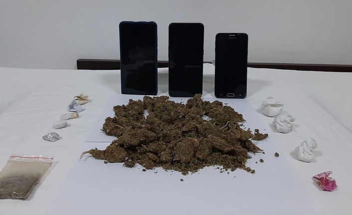 Evden 2 kilo esrar çıktı: 7 gözaltı