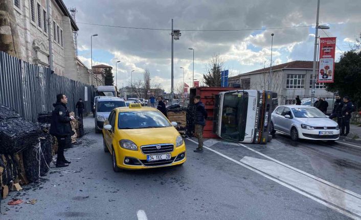 Eyüpsultan’da geri dönüşüm kamyonu aşırı yükten dolayı devrildi