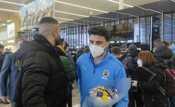Fenerbahçe Prag’da çiçeklerle karşılandı
