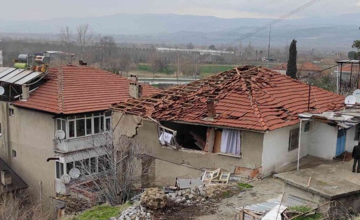 Gaz sıkışması sonucu patlamanın meydana geldiği ev harabeye döndü: 1 ağır yaralı