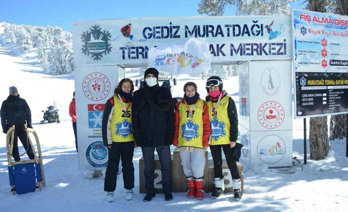Gediz Muratdağı Termal Kayak Merkezi’nde kayak ve kızak yarışmaları