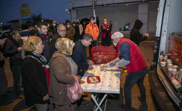 Gezici araçlarla dağıtılan çorba, vatandaşın içini ısıtıyor