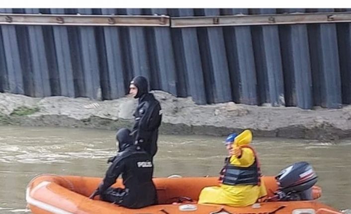 Girdiği nehirden çıkamayan adamı bulmak için didik didik arıyorlar