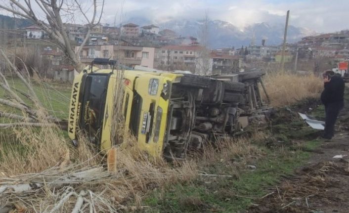 Gölbaşı’nda hurda yüklü tır devrildi