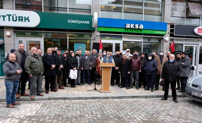 Gümüşhane’de esnaf, elektriğe gelen zamma Aksa Elektrik önünde yaptıkları basın açıklaması ile tepki gösterdi