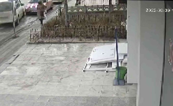 Gün ortası dükkanın önündeki aracı çaldılar