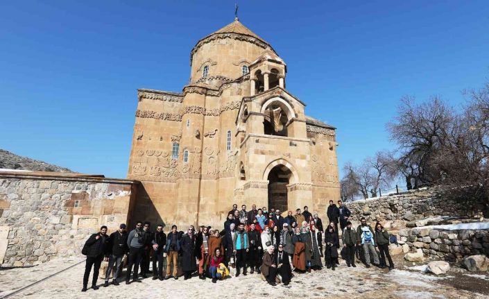 Güzel havayı fırsat bilen vatandaşlardan yürüyüş ve fotoğraf etkinliğine yoğun ilgi