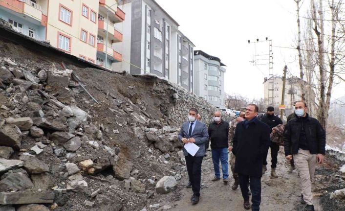 Hakkari Valisi Akbıyık, yıkılan istinat duvarını yerinde inceledi