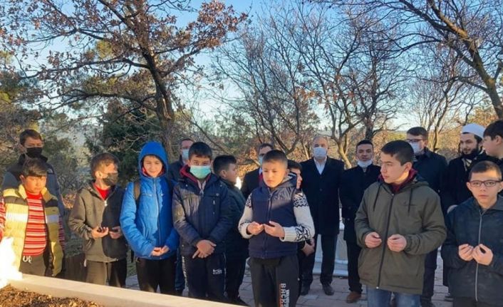 Havran’da sabah namazı cemaati Seyit Onbaşının mezarını ziyaret etti