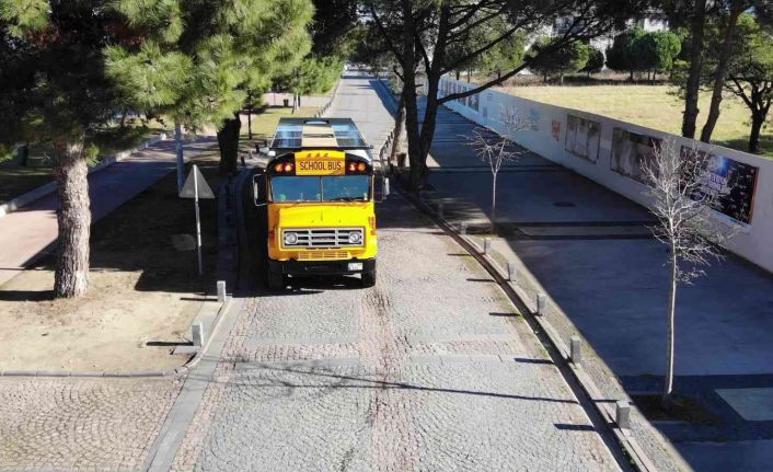 Hayalindeki otobüsü 700 bin TL harcayarak yaptı, insanların ilgi odağı oldu
