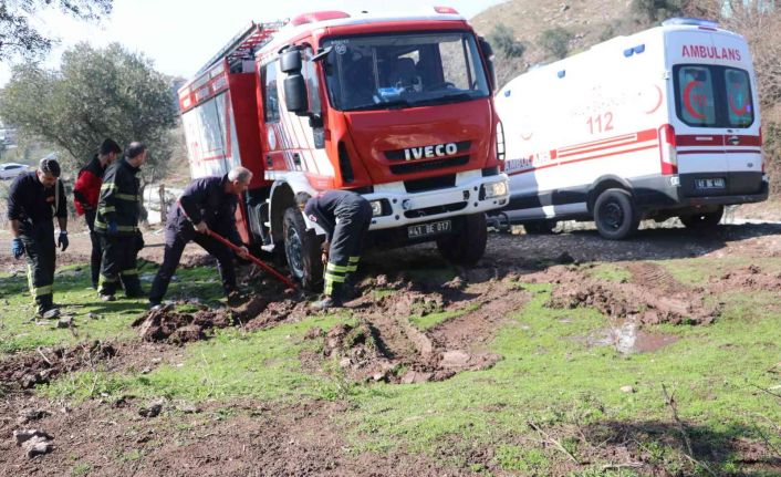 Hem ambulans hem de kurtarmak için gelen itfaiye aracı çamura saplandı