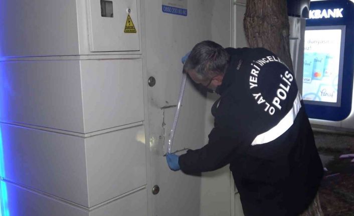 Hırsızlar "Bu kadarına da pes " dedirtti: Hastane önündeki ATM’yi soymaya kalkıştılar