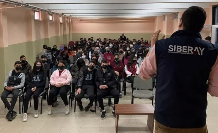 Iğdır Emniyetinden öğrencilere ’Güvenli ve Bilinçli İnternet Kullanımı, Siber Zorbalık ile Teknoloji Bağımlılığı’ eğitimi