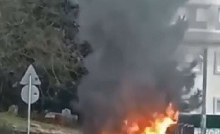 İlkokul önünde park halinde duran otomobil alev alev yandı