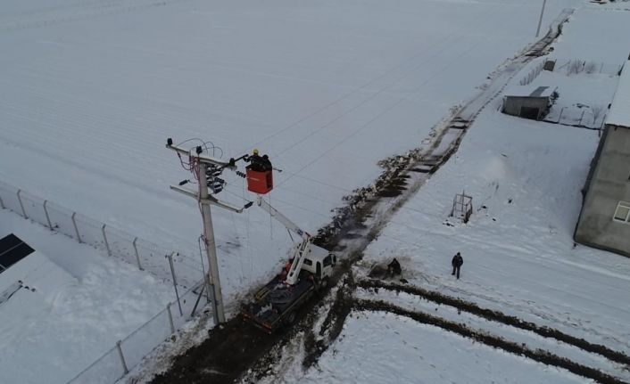 Isparta’da yoğun kar yağışının sebep olduğu elektrik kesintileriyle ilgili AEDAŞ’tan açıklama