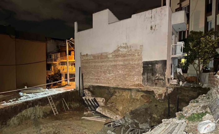 İzmir’de bir inşaatın temel kazısı esnasında yan binada kayma oluştu, 1 apartman tedbir amaçlı boşaltıldı