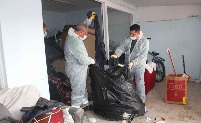 İzmir’de ekiplerin çöp ev şaşkınlığı: 12 ton çöp iki günde zor temizlendi