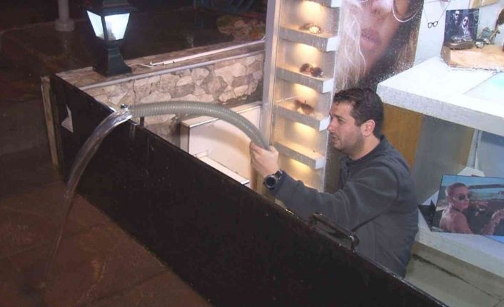 İzmir’i sağanak vurdu: Ev ve iş yerlerini su bastı, yol çöktü