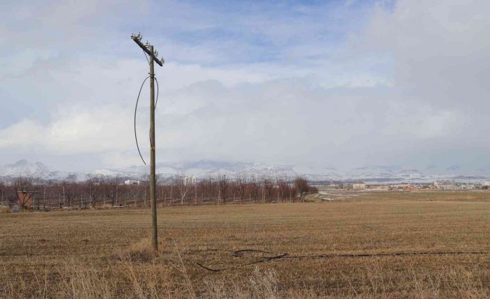 Kablo hırsızı polisten kaçamadı
