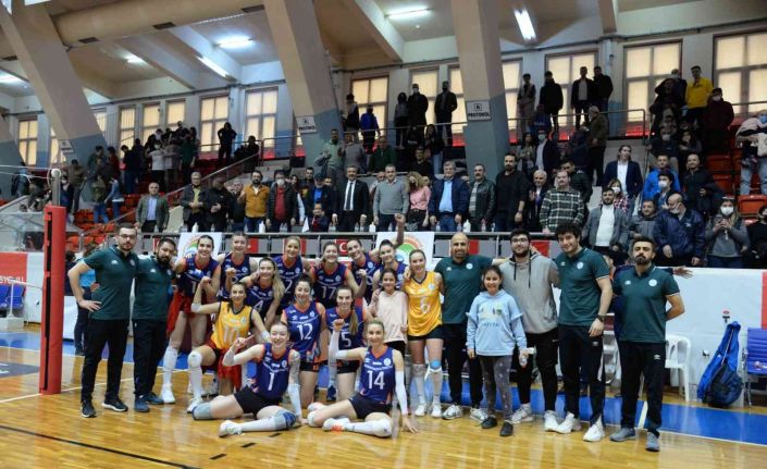 Kadınlar Voleybol 1. Ligi: Çukurova Belediyesi SK: 3 - Büyükçekmece Voleybol Akademi: 0