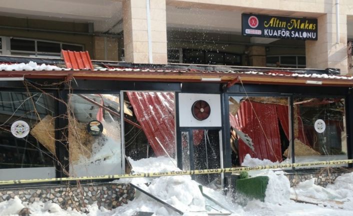 Kafenin üzerine düşen kar 1 kişiyi yaraladı