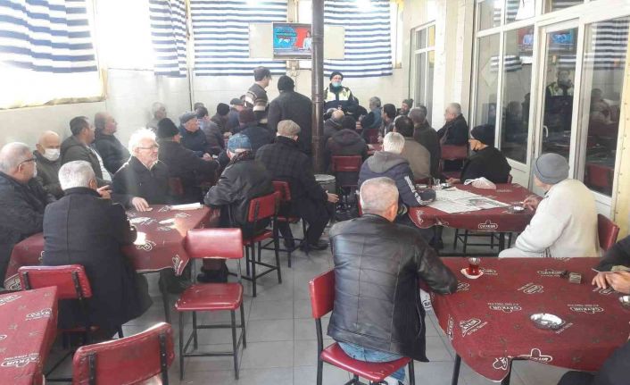 Kahvehanedeki vatandaşlara trafik eğitimi verildi