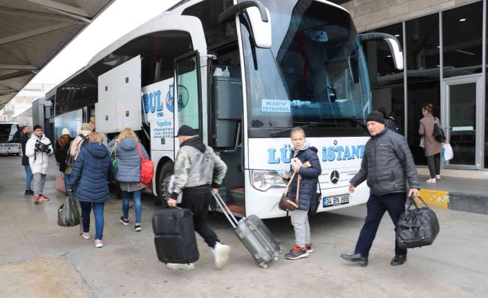 Kapıkule’den Türkiye’ye giriş yapan Ukrayna ve Türk vatandaşları gözyaşları içinde yaşananları anlattı