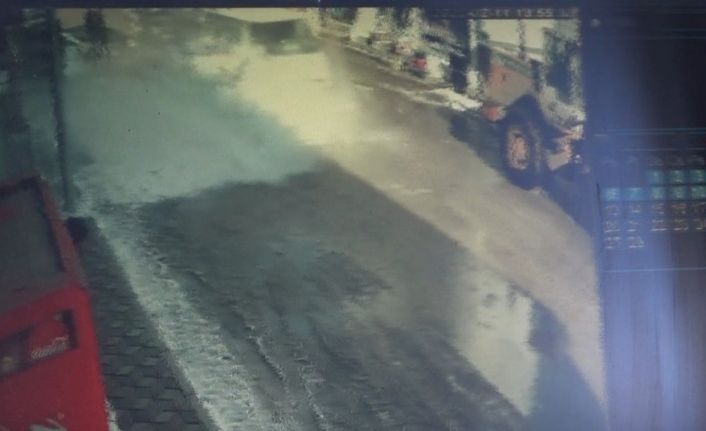 Kar kütlesi altında kalmaktan son anda kurtulan minibüs ve vatandaşların o anı kameraya yansıdı