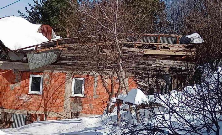 Kar kütlesinin ağırlığına dayanamayan evin çatısı çöktü