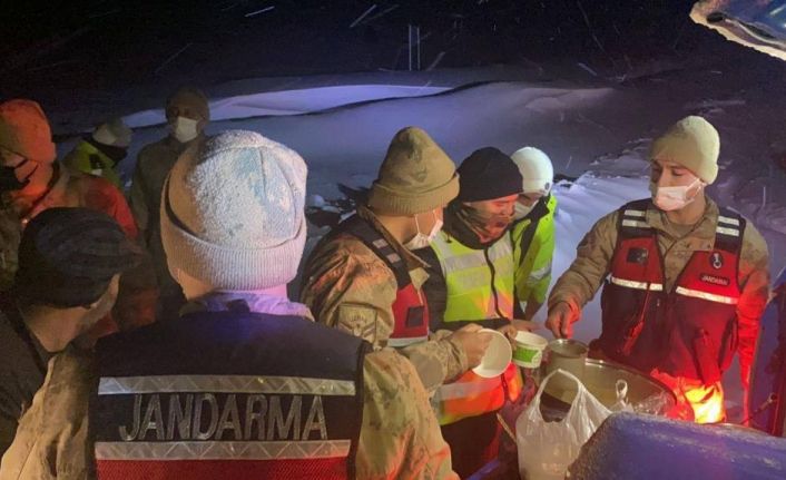 Kar ve tipiden kapanan karayolunun açılmasını bekleyenlere jandarma çorba ikram etti