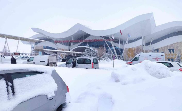 Kar yağışı hava ulaşımında aksamalara neden oldu