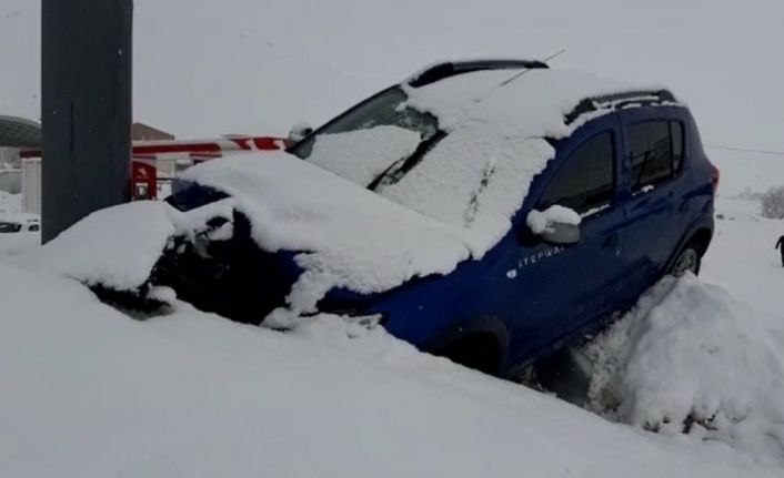 Kar yağışı ve buzlanma kazayı beraberinde getirdi, o anlar kameraya yansıdı