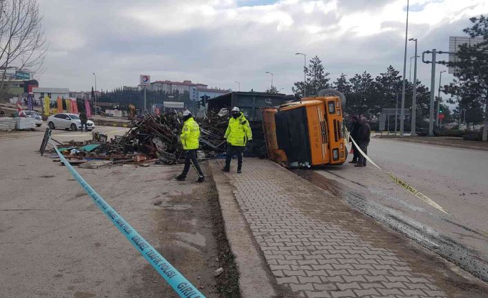 Karabük’te hurda yüklü kamyon devrildi