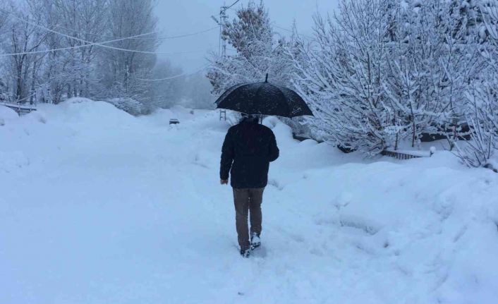 Karlıova’da kar yağışı etkisini sürdürüyor