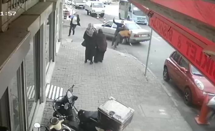 Kartal’da polisten kaçan sürücü, 2 yayayı teğet geçip baklavacıya daldı
