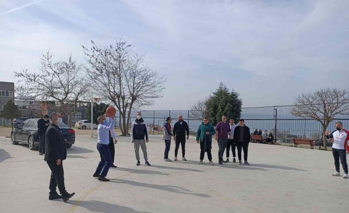 Kaymakam Atasoy, öğrencilerle birlikte basketbol oynadı
