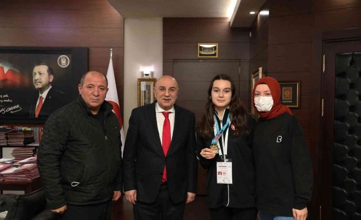 Keçiören Belediye Başkanı Altınok, Avrupa şampiyonu Melis Tetik’i misafir etti