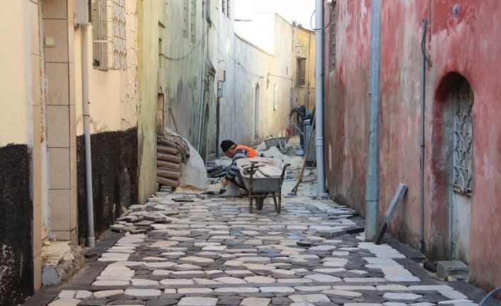Kilis’in tarihi dar sokakları bazalt taşı döşeniyor
