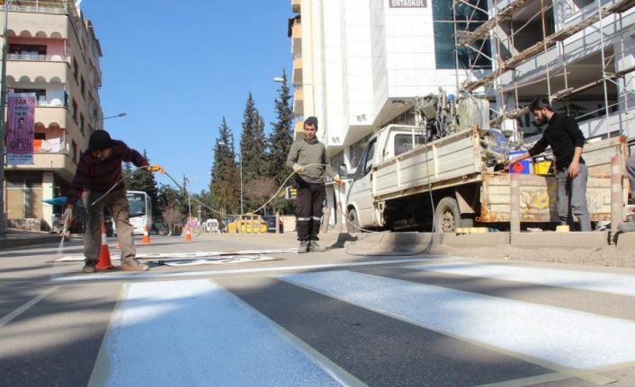 Kilis’te yaya geçidi çizgileri boyanıyor
